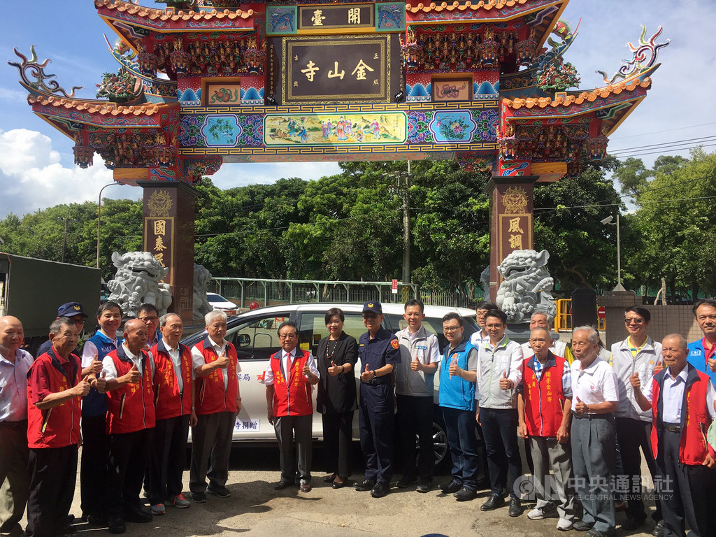 新竹市開台金山寺捐贈新竹市警察局一輛偵防車,19日舉行「開台金山寺捐贈偵防車暨啟用典禮」,盼有效打擊犯罪,維護地方治安。(新竹市政府提供)中央社記者魯鋼駿傳真 108年7月19日