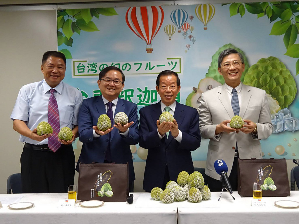 立委劉櫂豪(左2)積極協助台東釋迦拓展國外市場,去年與駐日代表謝長廷(右2)、台東地區農會總幹事李建通(左),在農委會協助下在日本舉辦台東釋迦行銷,台東冷凍大目種釋迦24日將進入日本阪急百貨展售。(劉櫂豪服務處提供)中央社記者盧太城台東傳真 108年7月19日