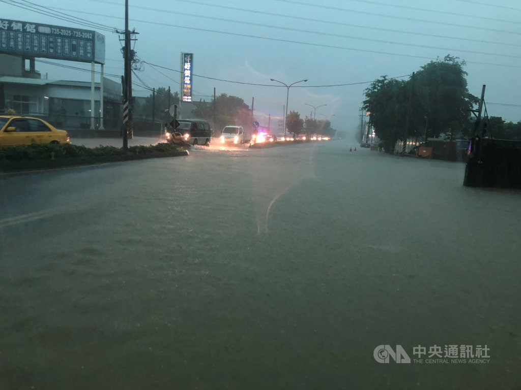 高雄市19日下午降下大雷雨,雨勢又急又大,鳥松區和、仁武區等多處發生積水,馬路成了一片汪洋。(民眾提供)中央社記者陳朝福傳真 108年7月19日
