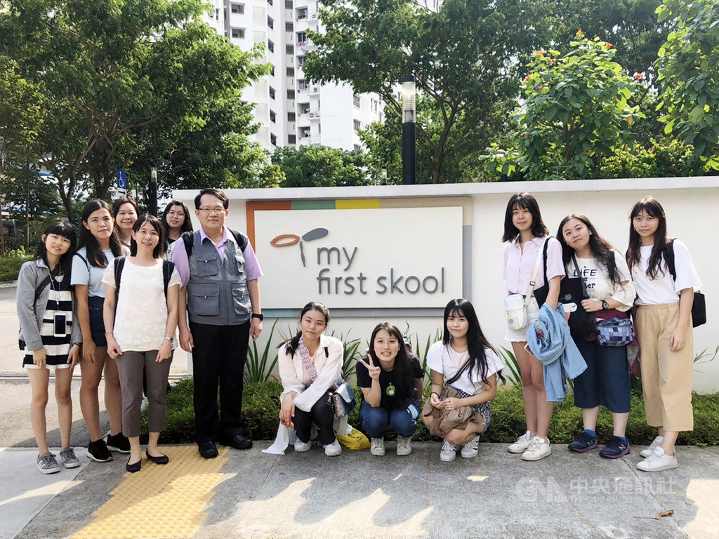 My First Skool為新加坡當地公立幼教系統,盼引進國立清華大學「清華STEAM學校」聯盟發展的幼教創客課程並由清大協助培育師資,19日雙方正式簽約合作。(清大提供)中央社記者魯鋼駿傳真 108年7月19日