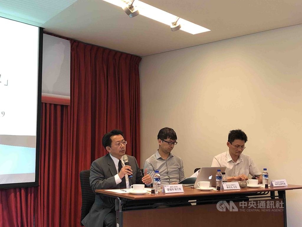 台灣民主基金會19日公布民調,由執行長廖福特(左)簡述結果。中央社記者侯姿瑩攝 108年7月19日