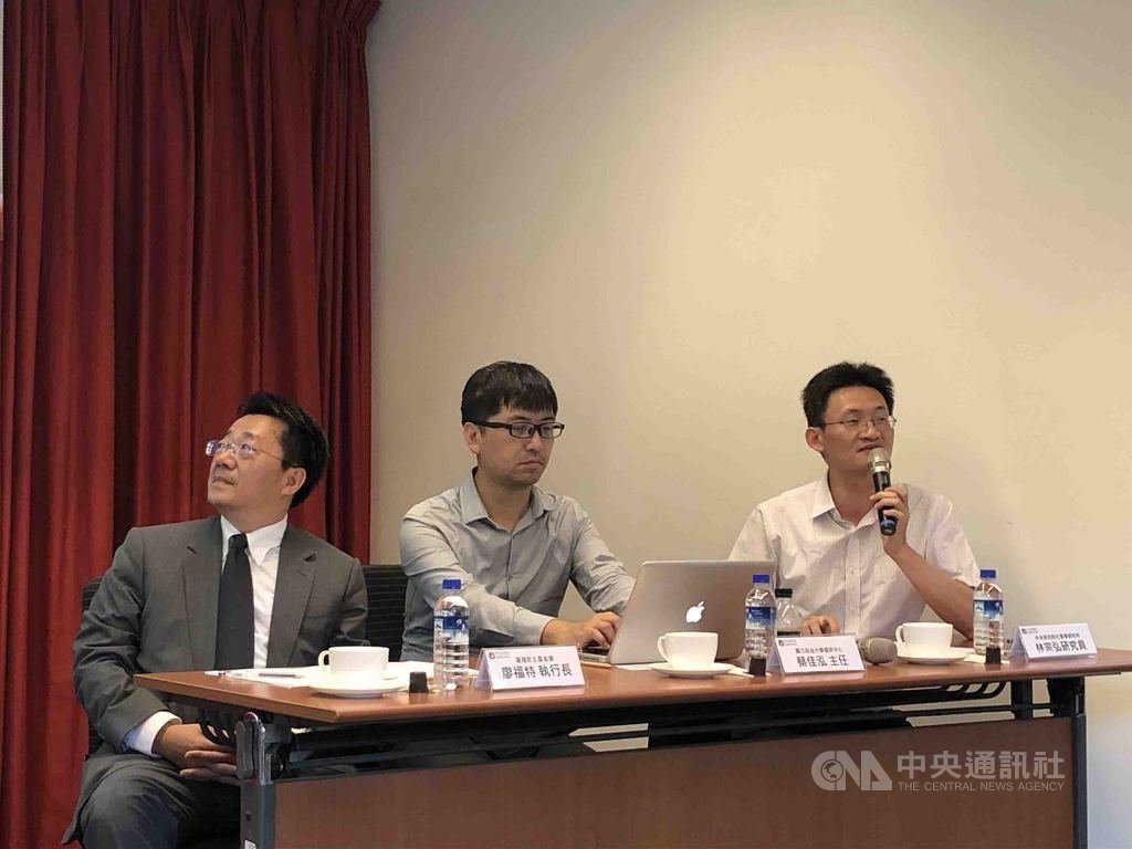 台灣民主基金會19日公布民調,執行長廖福特(左)、中研院社會學研究所研究員林宗弘(右)、政大選研中心主任蔡佳泓(中)出席。中央社記者侯姿瑩攝 108年7月19日