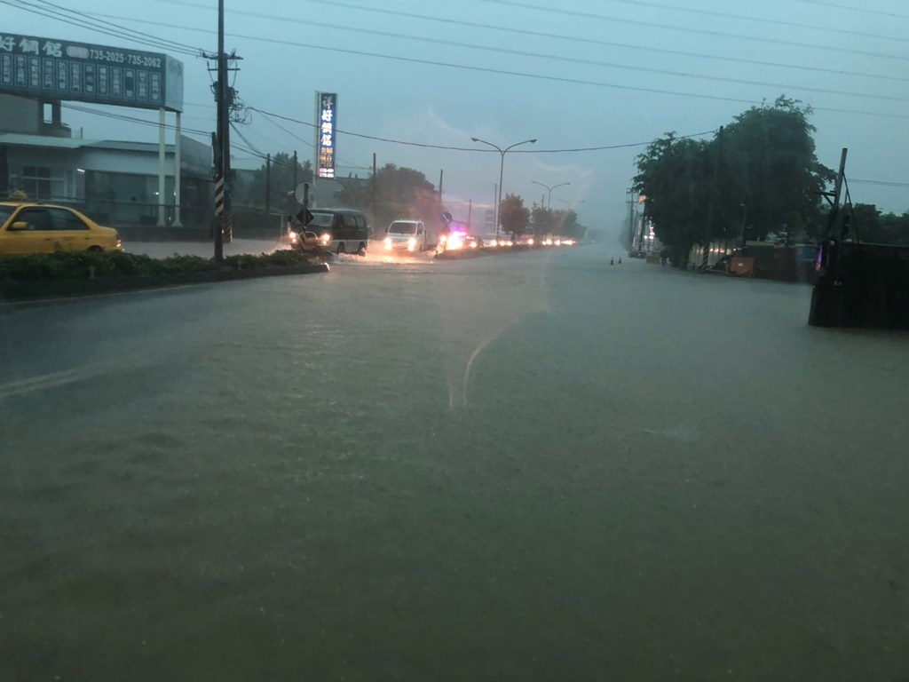 高雄市19日下午降下大雷雨,雨勢又急又大,鳥松區和、仁武區等多處發生積水,馬路成了一片汪洋。(民眾提供)中央社記者陳朝福傳真 108年7月19日