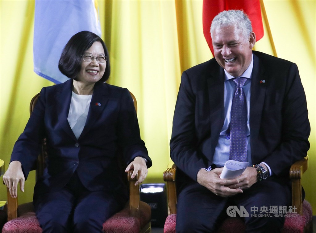 總統蔡英文(左)訪問聖露西亞第2天行程,18日(當地時間)下午出席「國士壘人力資源發展中心」落成典禮,與總理查士納(Allen Chastanet)(右)在典禮中輪流上台致詞。中央社記者張新偉聖露西亞攝 108年7月19日