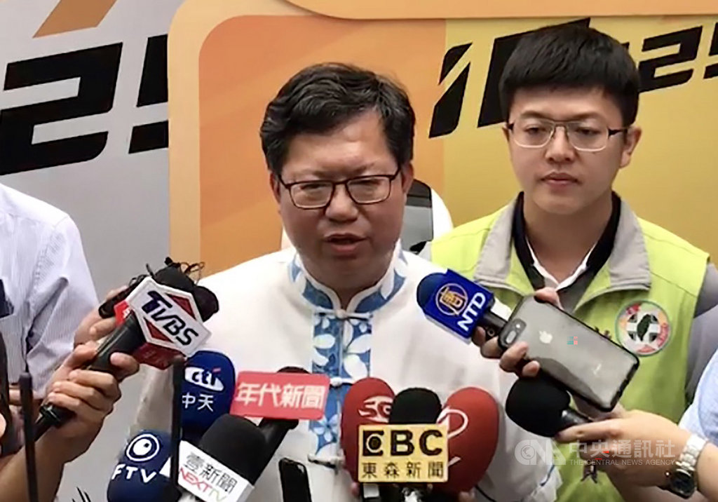 台北市長柯文哲近來砲火猛烈,桃園市長鄭文燦(中)19日受訪時對此表示,「這應該是經過安排的,經過設計、精算過的」。(桃園市政府提供)中央社記者邱俊欽桃園傳真 108年7月19日