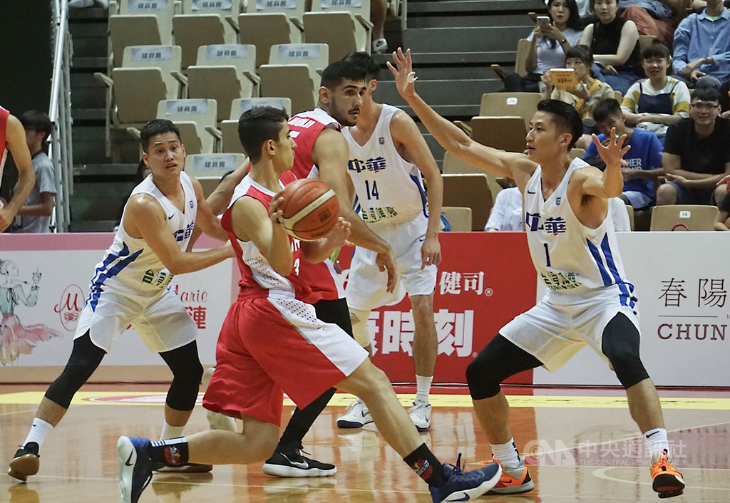 2019第41屆威廉瓊斯盃國際籃球邀請賽19日持續開打,下午在新莊體育館由中華白隊(白衣)迎戰伊朗隊(紅衣),中華白一路落後,儘管第4節力拚逆轉,仍以67比76無奈吞敗。中央社實習記者房荷庭攝 108年7月19日