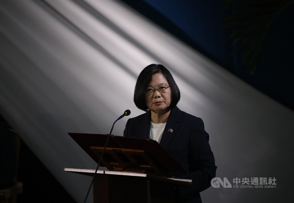 總統蔡英文18日(當地時間)為聖露西亞國士壘人力資源發展中心揭牌時表示,這座中心因台露共推「社區發展計畫」促成,超過2400項建設,創造2萬5000多個工作機會。中央社記者張新偉聖露西亞攝 108年7月19日