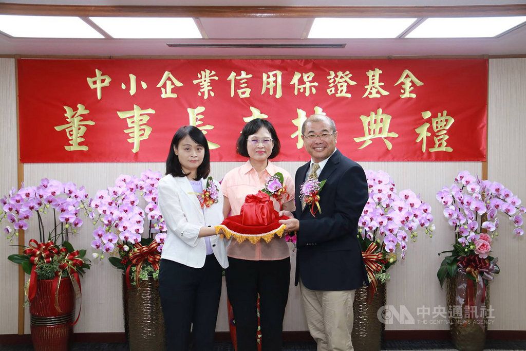 中小企業信用保證基金19日舉行董事會議,推選會計師李耀魁(右)出任董事長,並舉辦交接典禮。左起為代理董事長、中小企業處蘇文玲副處長,監察人、經濟部研發會執行秘書甘薇璣。(中小信保提供)中央社記者廖禹揚傳真 108年7月19日