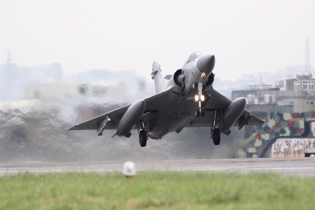 空軍19日表示,戰機每天升空巡弋,是為了維護台海和平穩定,捍衛國家主權尊嚴。圖為空軍第二聯隊幻象2000戰機執行戰備轉場任務。(軍聞社提供)中央社