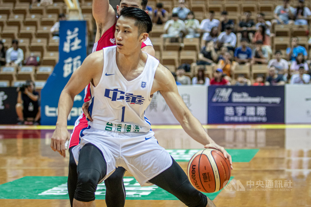 2019第41屆威廉瓊斯盃國際籃球邀請賽19日下午由中華白隊出戰伊朗隊,中華白吳永盛為全隊拿下11分,並繳出3籃板、3助攻、2抄截的表現。中央社實習記者林亭攝 108年7月19日