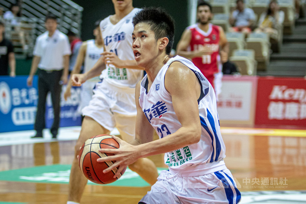 2019第41屆威廉瓊斯盃國際籃球邀請賽19日進行中華白與伊朗之戰,中華白19歲小將林庭謙全場拿下9分,外帶3籃板、1助攻、1抄截。中央社實習記者林亭攝 108年7月19日