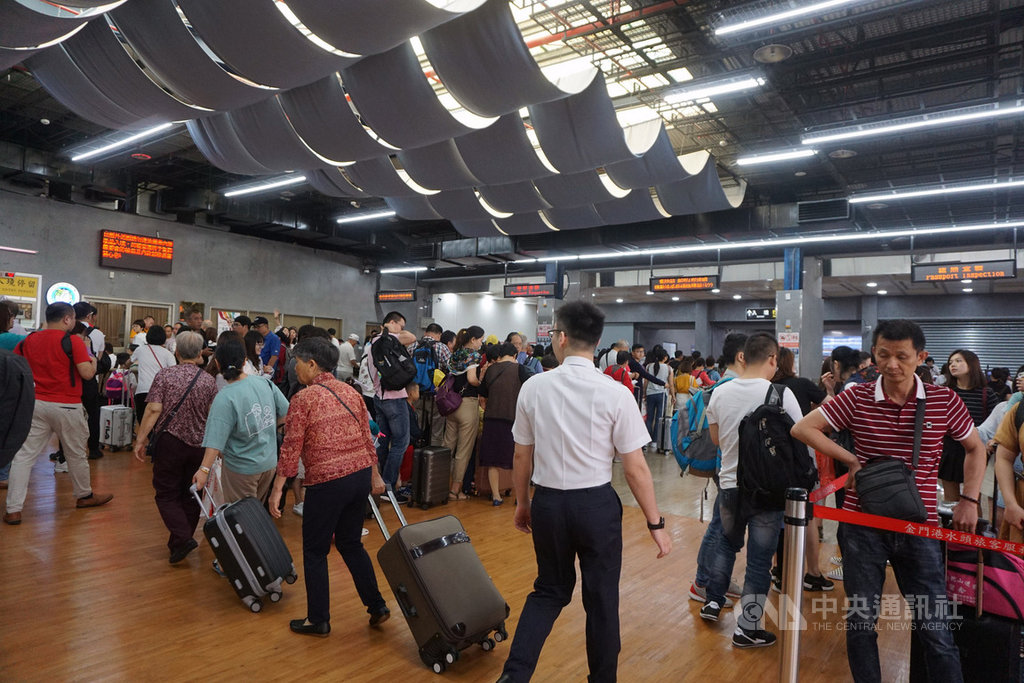 金門縣港務處19日表示,在水頭旅運通關大樓尚未完工啟用前,盼透過改善工程,增設4組人工查驗櫃檯、3座自動查驗閘門及空間及動線調整等,有效提升通關效率,提高旅客服務品質。(資料照片)中央社記者黃慧敏攝 108年7月19日
