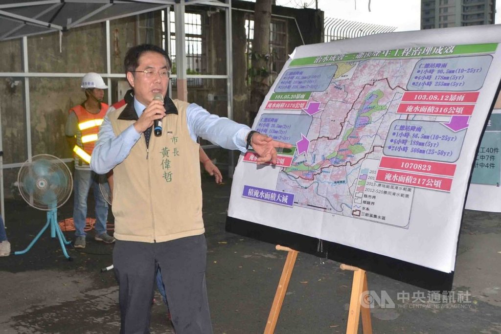 台南市長黃偉哲(圖)19日視察仁德區抽水站及三爺溪整治工程時表示,治水工作一棒接一棒,市府一定不斷精進。中央社記者楊思瑞攝 108年7月19日