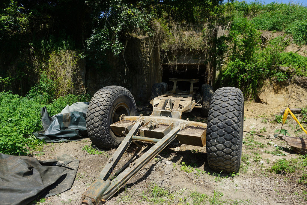 240榴砲是金門著名重型火砲,軍方按程序完成火砲配件「前車」(拖曳車)汰除作業,原規劃在近期進行切除報廢作業,縣府有感這項裝備對金門貢獻,屬於地區重要戰地文物,19日特別邀集相關單位人員會勘,盼能保留。中央社記者黃慧敏攝 108年7月19日