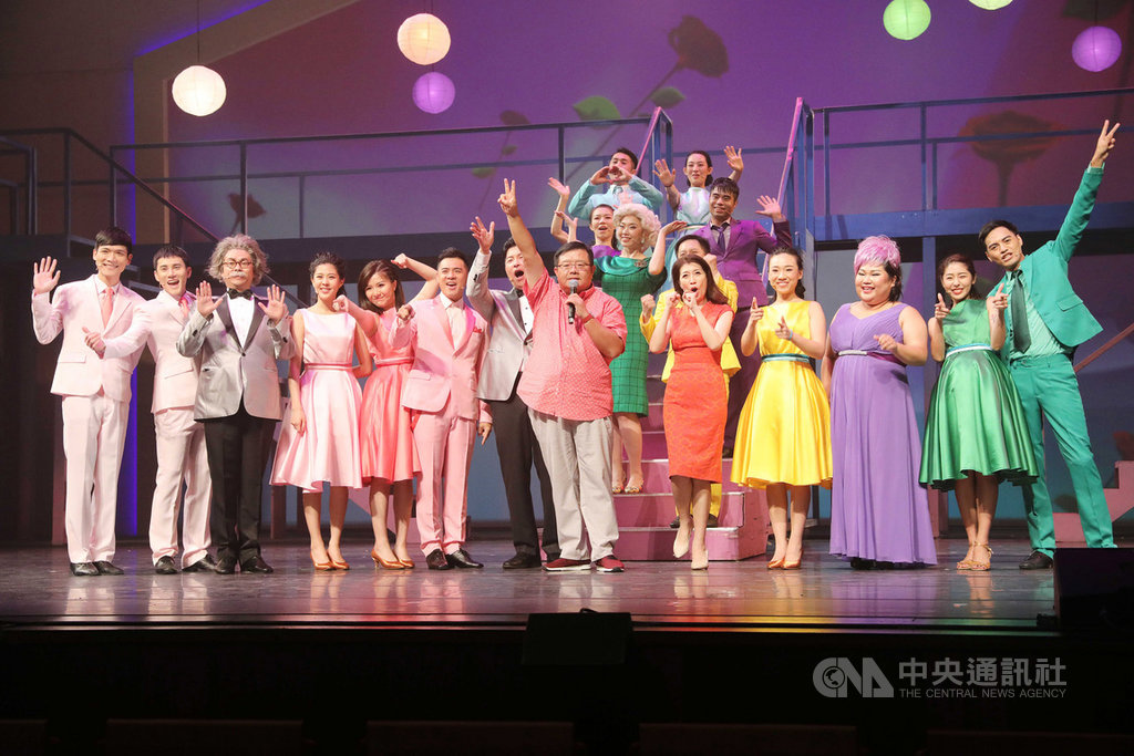 果陀劇場音樂劇「愛呀,我的媽!」首度赴新加坡巡演,圖為導演梁志民(右6)與音樂劇演出人員合影。中央社記者黃自強新加坡攝 108年7月19日