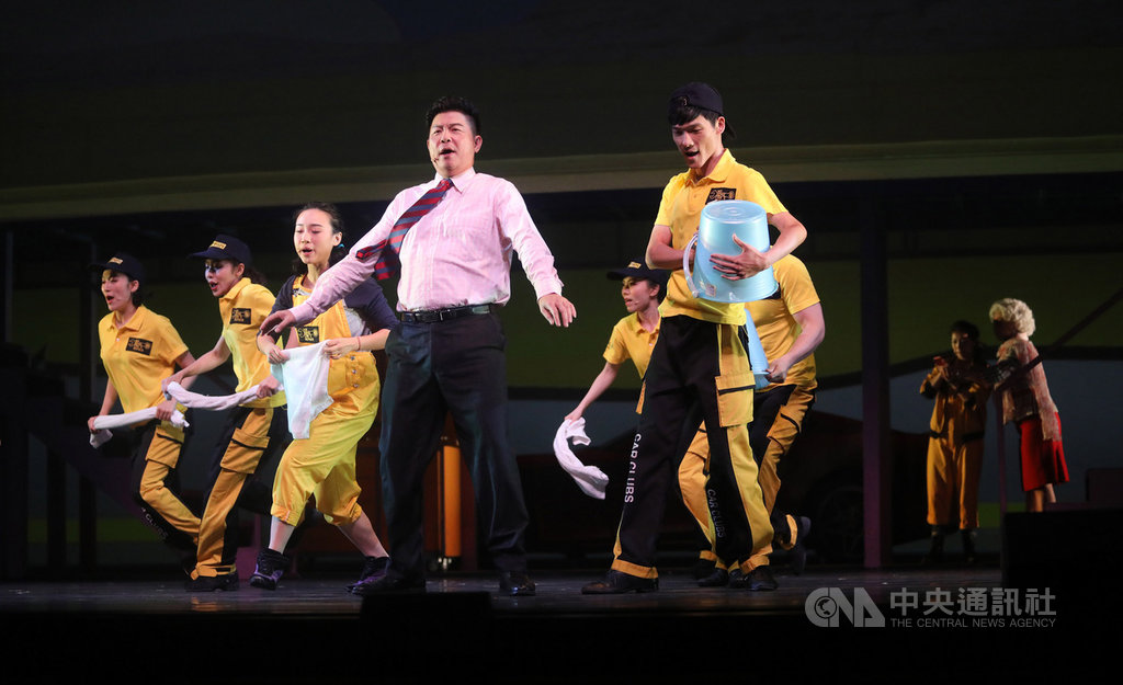 果陀劇場音樂劇「愛呀,我的媽!」赴新加坡巡演,演員共同詮釋以愛來接納與成全,化解潛藏危機與衝突,打造深情款款又爆笑的奇想愛情變奏曲。中央社記者黃自強新加坡攝 108年7月19日