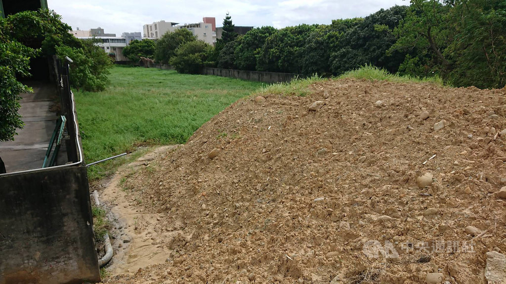 苗栗縣警局竹南分局19日宣布破獲以廖姓男子為首的暴力犯罪集團,集團行徑惡劣,曾向被害人承租土地未果,竟涉嫌惡意傾倒廢土強占,行徑囂張,警方經長期蒐證後發動檢肅,逮捕8人到案。(翻攝畫面)中央社記者管瑞平傳真 108年7月19日