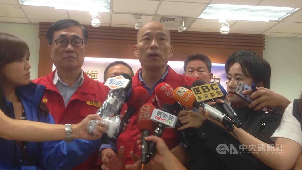 高雄市19日瞬間強降雨造成84件積淹水,市長韓國瑜(中)主持市府0719豪雨第一次工作會議後受訪說,清淤還是有用,各區公所都回報水退得比以前快。中央社記者陳朝福攝 108年7月19日