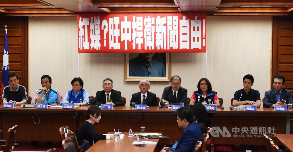 旺中集團旗下媒體中國時報社長王丰(後左4)19日與國民黨籍立委費鴻泰(後左起)、賴士葆、沈智慧等人在立法院舉行記者會,對日前金融時報(Financial Times)指稱旺中媒體接受中國國台辦指令一事表達強烈抗議,隨後並到北檢提告。中央社記者施宗暉攝 108年7月19日