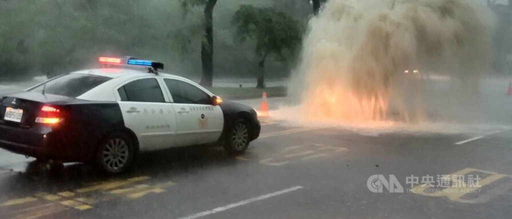 高雄市19日下午下起傾盆大雨,市區多處發生積淹水,短時強降雨帶來過大雨量甚至讓下水道人孔蓋被強力水柱沖開,畫面驚人。(民眾提供)中央社 108年7月19日