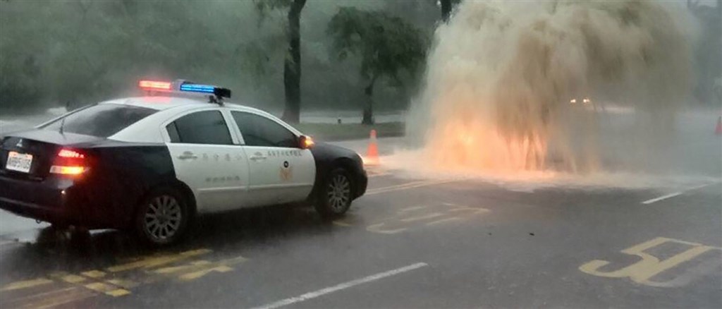 高雄市19日下午下起傾盆大雨,市區多處發生積淹水,短時強降雨帶來過大雨量甚至讓下水道人孔蓋被強力水柱沖開,畫面驚人。(民眾提供)中央社 108年7月19日