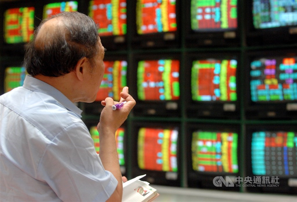 台積電第3季營運展望樂觀,19日股價上漲逾2.7%,帶動台股大漲超過百點,突破10900點大關。(中央社檔案照片)