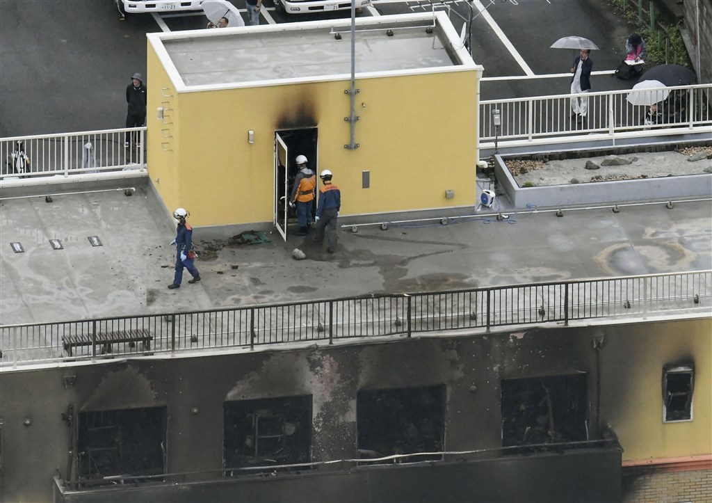 日本動畫製作公司「京都動畫」18日遭人縱火釀33死35傷慘劇,19名死者被發現倒臥在通往樓頂的緊閉門前。(共同社提供)