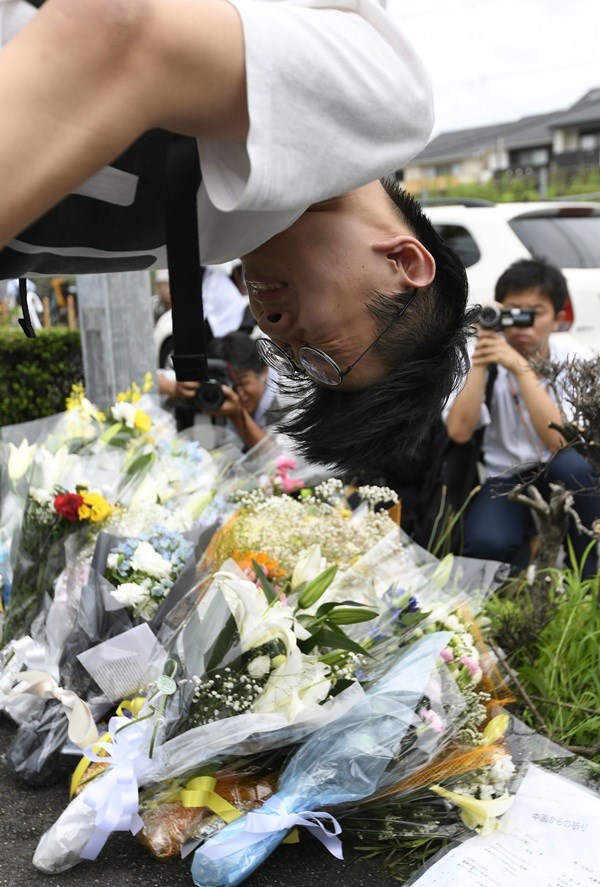 警方未公布京都動畫死者名單,加上網路傳聞有動畫導演及動畫師失聯,讓許多動漫迷心繫導演及動畫師安危。圖為向京都動畫事故獻花時忍不住流淚的中國留學生。(共同社提供)