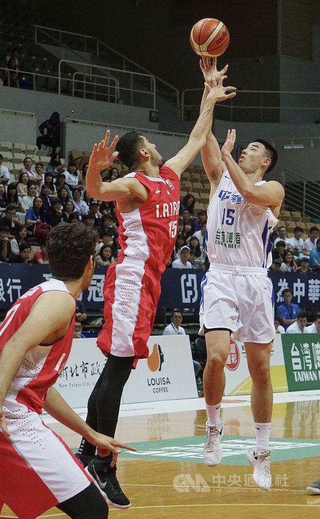 2019第41屆威廉瓊斯盃國際籃球邀請賽,中華白隊19日在新莊體育館迎戰伊朗隊,中華白孫思堯(白衣)積極進攻搶分,可惜中華白終場仍以67比76吞敗。中央社實習記者房荷庭攝 108年7月19日