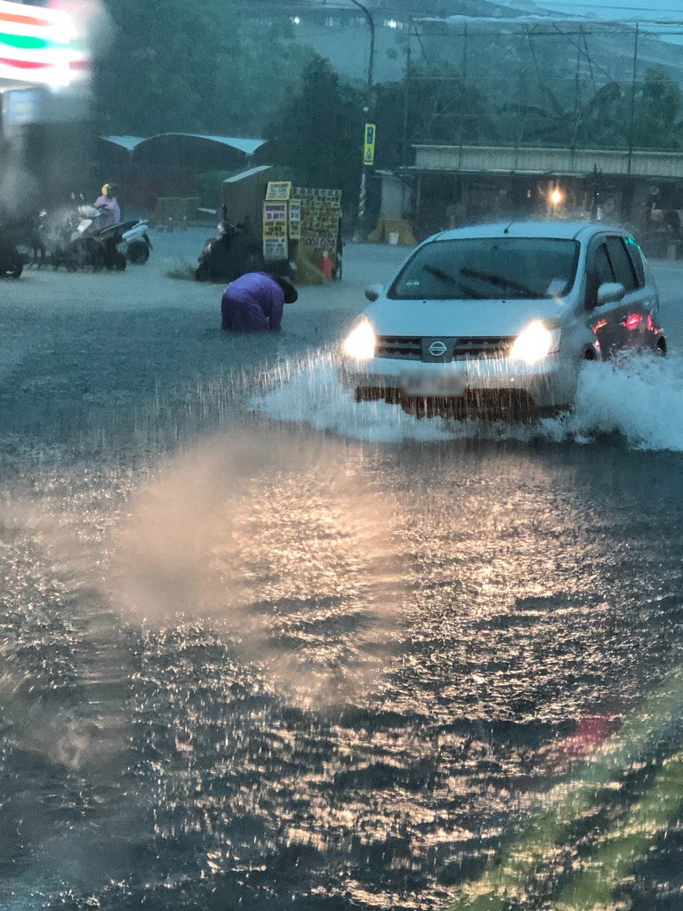 高雄市午後大雨造成多處發生積淹水情形,經濟部水利署表示,已主動與高雄市政府聯絡,另備7台抽水機上車待命,隨時提供支援。(民眾提供)中央社 108年7月19日