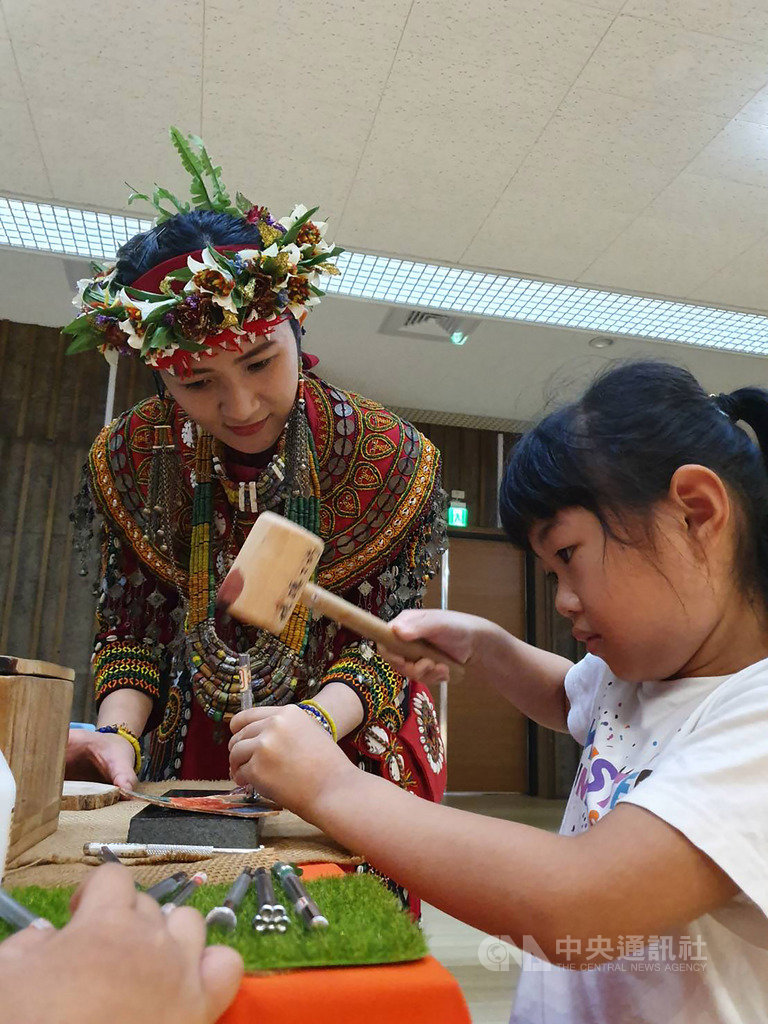 屏東縣政府於暑假期間舉辦2019遊學屏東趣系列活動,精選6大遊程,帶領親子體驗部落風情。中央社記者郭芷瑄攝 108年7月19日