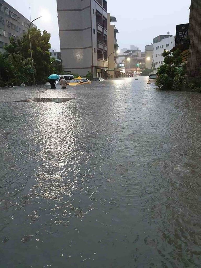 高雄市19日下午3時起下起大雨,不到一個小時強降雨造成市區多處積水。圖為建工路一帶積淹水情形。(民眾提供)中央社記者董俊志傳真 108年7月19日