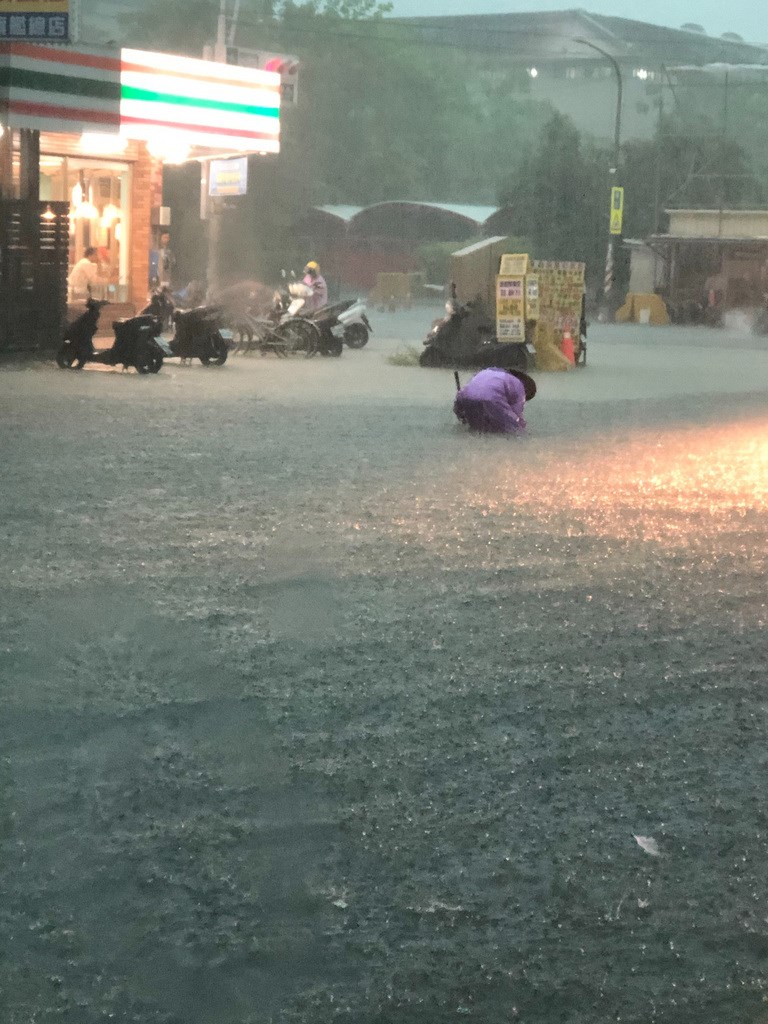 中央氣象局19日表示,受低壓帶影響,中南部降雨增加且有短時強降雨,高雄市傳出多處積淹水。(民眾提供)中央社 108年7月19日