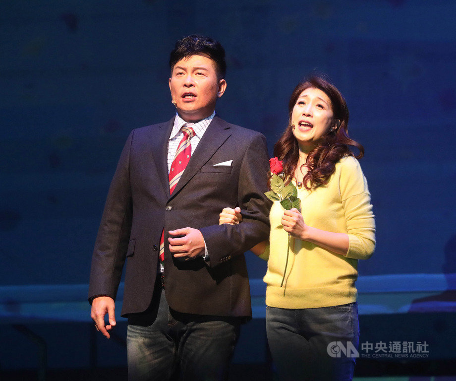 果陀劇場音樂劇「愛呀,我的媽!」赴新加坡巡演,由金鐘喜劇天王曾國城(左)與金鐘喜感女神黃嘉千(右)主演,兩人首度挑戰音樂喜劇。中央社記者黃自強新加坡攝 108年7月19日