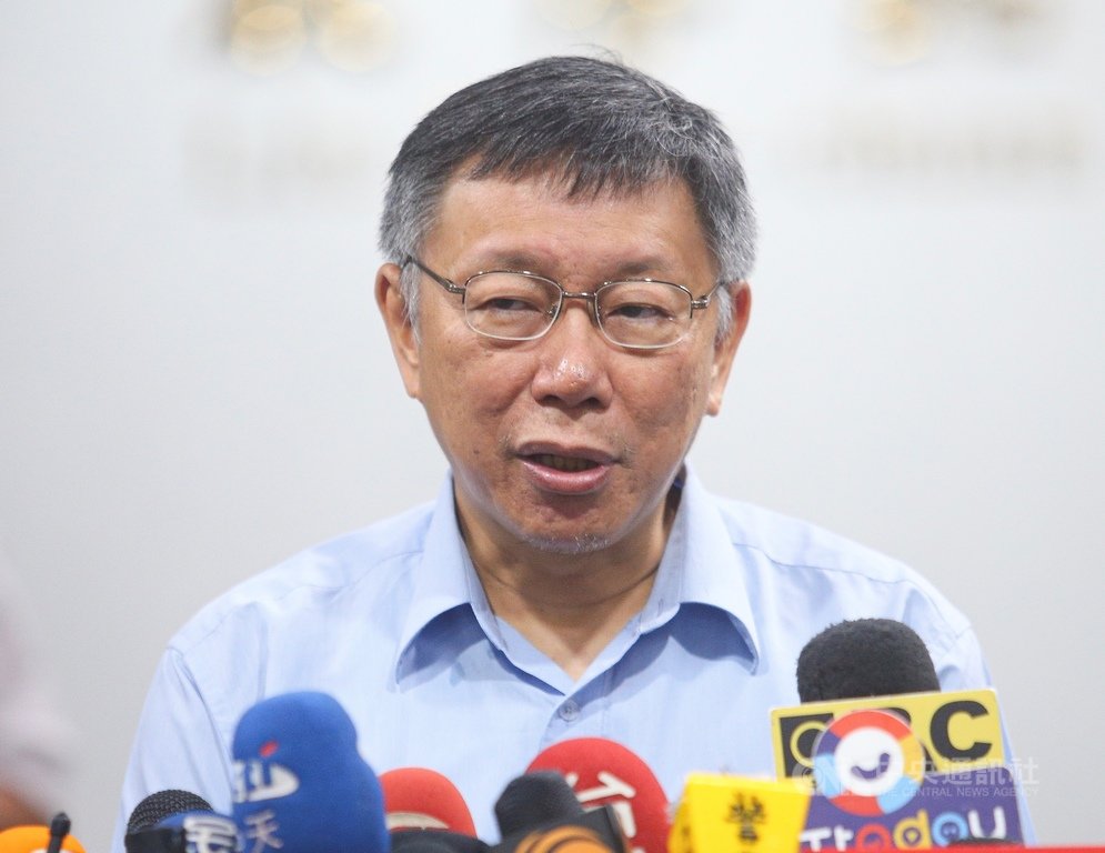 台北市長柯文哲19日上午接受媒體訪問,質疑民進黨「一邊跟你說合作、一邊打你」;至於是否選總統,他說,台灣政治不該只有選舉,他發現每個人都很焦慮,只有他最輕鬆。中央社記者謝佳璋攝 108年7月19日