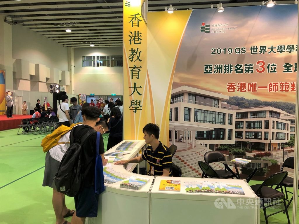 2019大學博覽會20日在台灣大學綜合體育館登場,包括香港、新加坡、泰國都有學校來台宣傳。中央社記者陳至中台北攝 108年7月20日