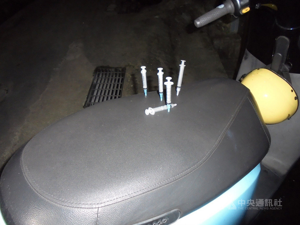 基隆市劉銘傳路邊一輛機車坐墊20日凌晨被發現插上多支注射針筒,針筒內還有不明液體。警方獲報到場處理,初驗針筒內液體無毒品反應,研判惡作劇成分居多。(警方提供)中央社記者沈如峰基隆傳真 108年7月20日