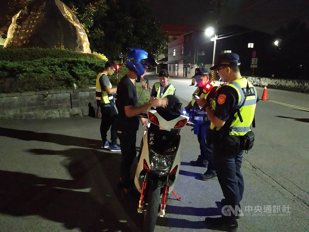 行政院環保署、新北市淡水警分局等相關單位19日深夜攜手合作,在淡水區淡金路以「高噪車輛照相系統」執法,檢測並取締深夜擾人的噪音車。(警方提供)中央社記者黃旭昇新北市傳真 108年7月20日