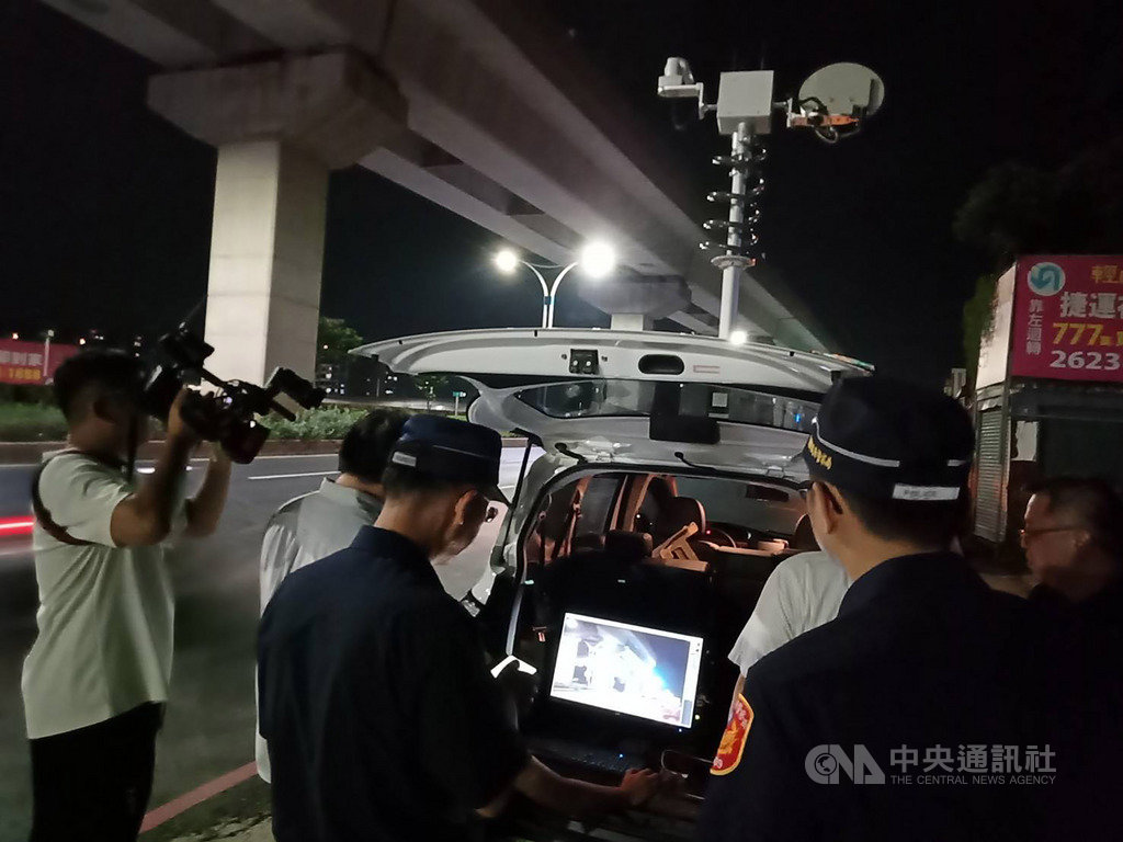 環保署擴大執行環警監聯合大執法,19日深夜在新北市淡水區淡金路上,整合噪音測量儀器及車牌辨識系統,篩選高噪音車輛進行取締,維護民眾居住安寧。(警方提供)中央社記者黃旭昇新北市傳真 108年7月20日