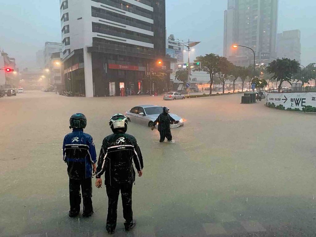 高雄市19日午後豪雨,市區多處傳出積淹水情形,經濟部水利署截至下午5時50分,已針對高雄市、台南市、屏東縣發布一級淹水警戒。圖為鳳山文山特區積淹水情形。(民眾提供)中央社記者董俊志傳真 108年7月19日