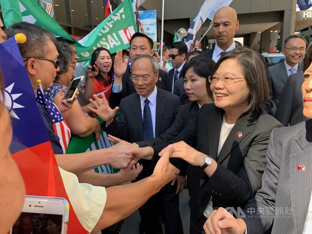 總統蔡英文抵達丹佛,抵達飯店時,僑胞高喊「蔡總統加油」。中央社記者林宏翰丹佛攝 108年7月20日