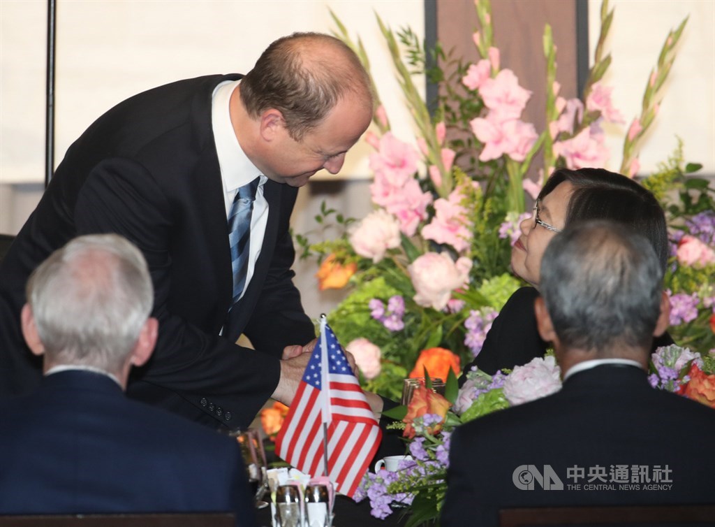 總統蔡英文(右)結束加勒比海友邦訪問,19日(當地時間)返程過境美國科羅拉多州丹佛市,晚間參與僑宴,科羅拉多州州長波利斯(Jared Polis)(左)與蔡總統握手致意。中央社記者張新偉丹佛攝 108年7月20日
