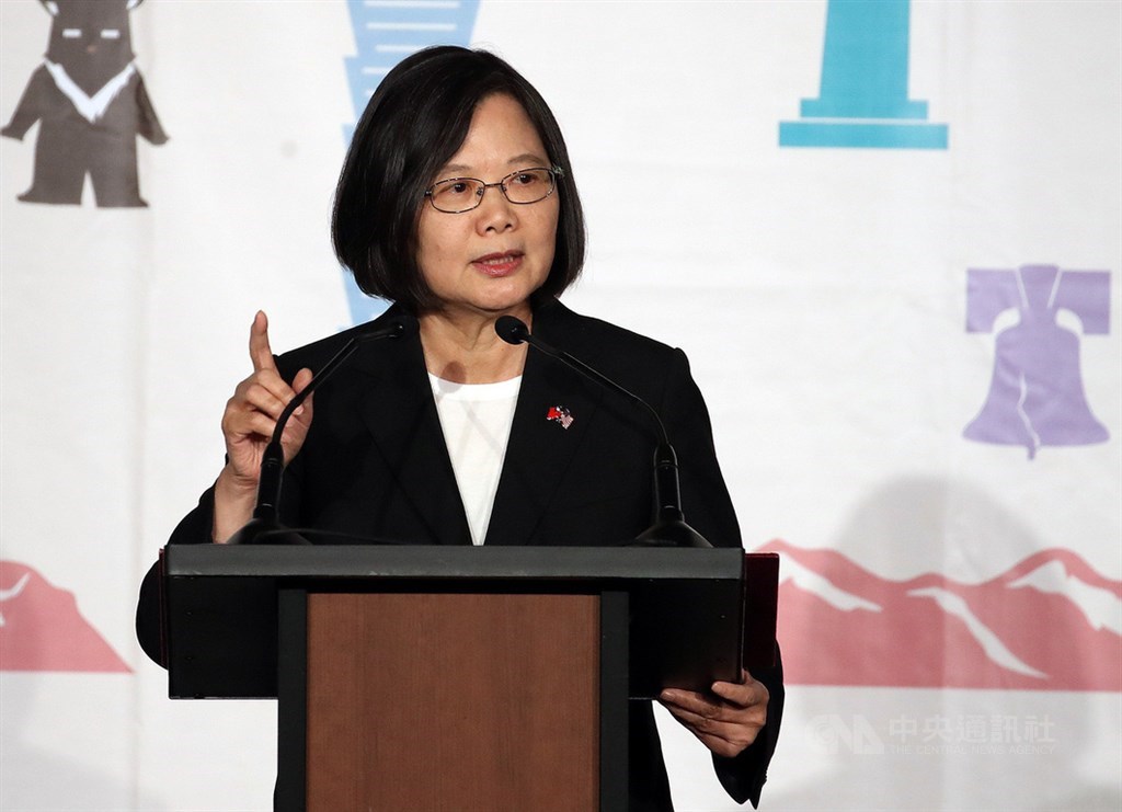 總統蔡英文19日(當地時間)晚間在丹佛出席僑宴致詞,強調「堅守民主、珍惜自由、保護主權」,絕不在壓力之下屈服。中央社記者張新偉丹佛攝 108年7月20日