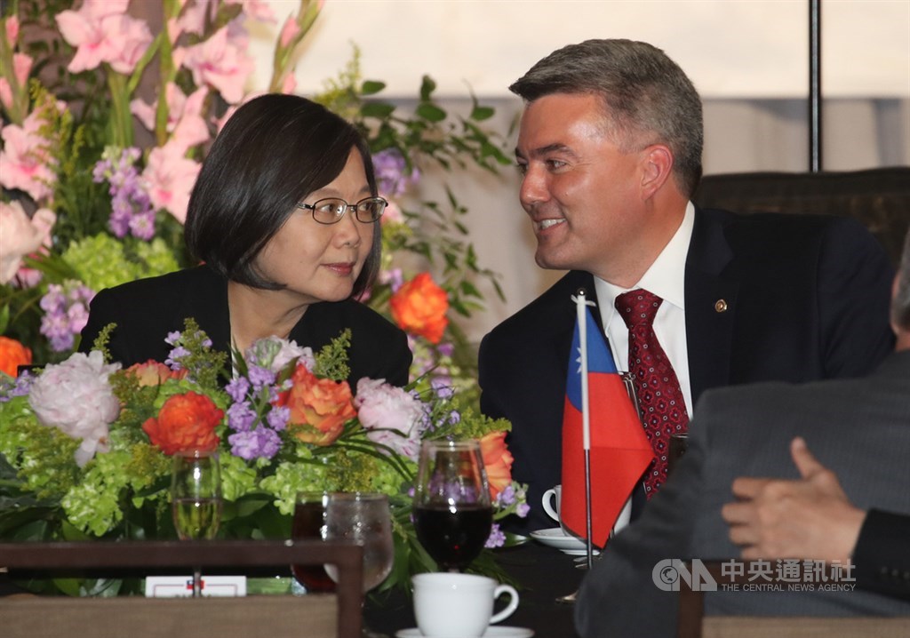 總統蔡英文(左)結束加勒比海友邦訪問,19日(當地時間)返程過境美國科羅拉多州丹佛市,晚間參與僑宴,美國聯邦參議院外交委員會亞太小組主席賈德納(Cory Gardner)(右)也出席與會,席間與蔡總統交換意見。中央社記者張新偉丹佛攝 108年7月20日