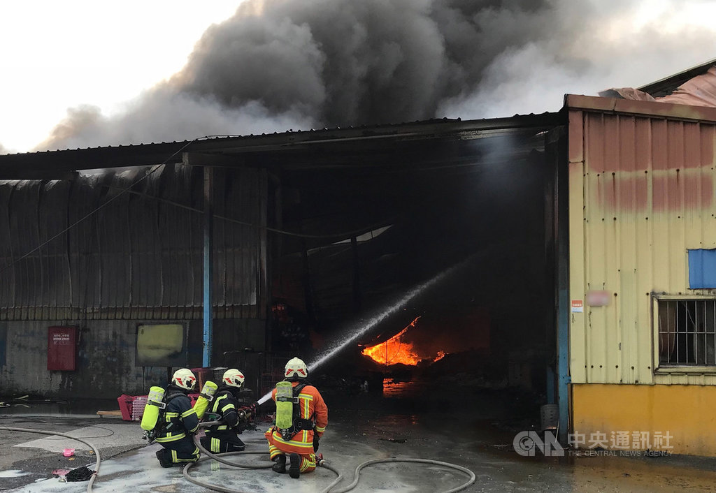 桃園市龜山區忠義路一處倉儲工廠20日驚傳火警,火勢猛烈,消防人員獲報到場灌救,在確定現場無人員受困後,持續以水柱降溫。(桃園市消防局提供)中央社記者邱俊欽桃園傳真 108年7月20日