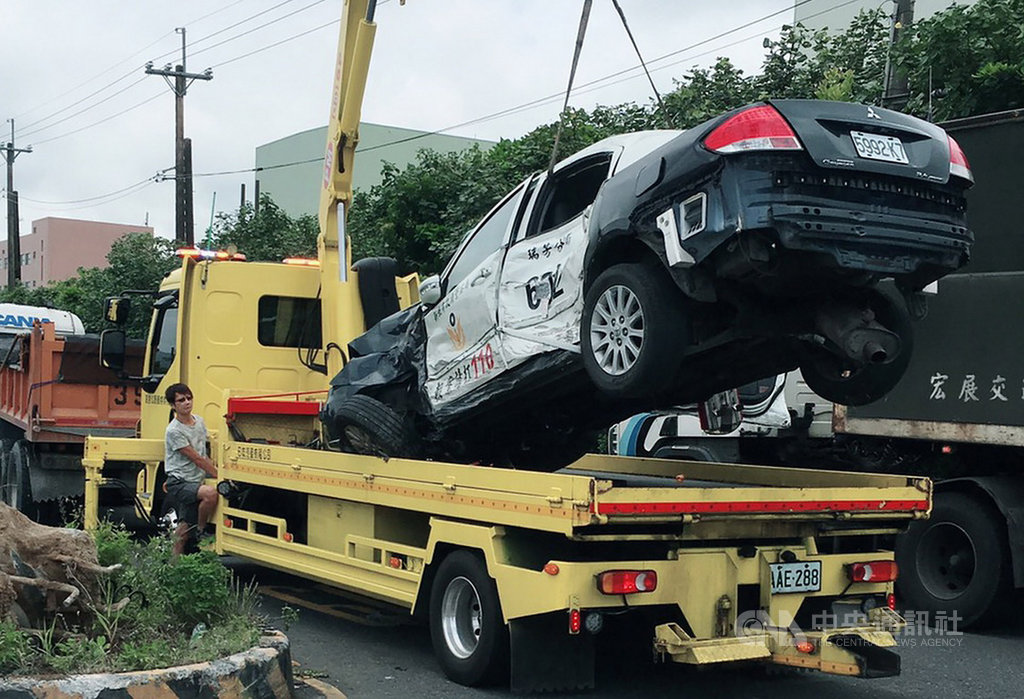 新北市瑞芳警分局交通分隊李姓員警20日駕駛巡邏車外出執勤,回程疑為閃車不慎與砂石車發生車禍,所幸李姓員警僅輕傷,確切事發原因仍待調查釐清。(民眾提供)中央社記者黃旭昇新北市傳真 108年7月20日
