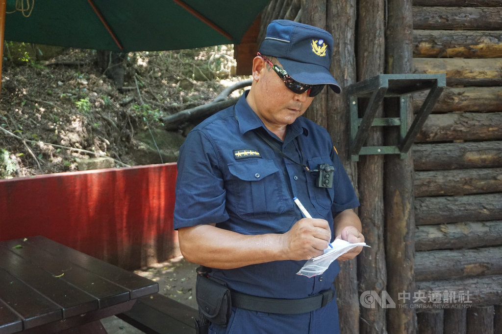 金門縣大二膽派出所最近揭牌,自去年7月大膽島試營運就上島的巡佐潘明祥(圖)駐點將滿一年。他說,每天抱持觀光心情上島工作很開心,希望能在島上做到退休。中央社記者黃慧敏攝 108年7月20日