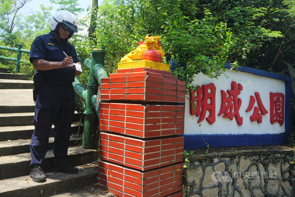 金門縣大二膽派出所執勤員警潘明祥每天與旅客一起搭船上島,再跟著最後一批遊客離開。他說,每天執勤都有風景可欣賞,日子過得比以前快樂。中央社記者黃慧敏攝 108年7月20日