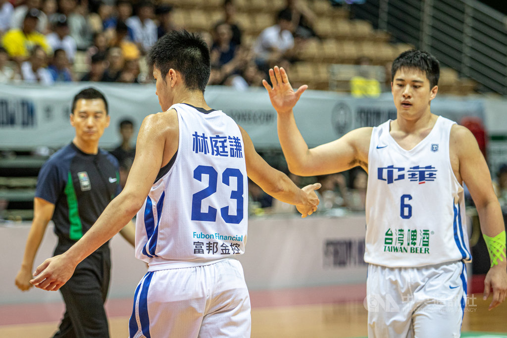 2019第41屆威廉瓊斯盃國際籃球邀請賽持續在新莊體育館開打,20日下午中華白歷經一番苦戰逆轉擊敗印尼,中華白林庭謙(前左)投進關鍵一球後,與隊友林冠均(右)擊掌致意。中央社實習記者林亭攝 108年7月20日