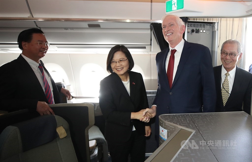總統蔡英文(左2)出訪加勒比海4個友邦後,回程過境美國丹佛。班機抵達後,美國在台協會主席莫健(James Moriarty)(右2)、駐美代表高碩泰(右)等人上專機迎接蔡總統。中央社記者張新偉攝 108年7月19日